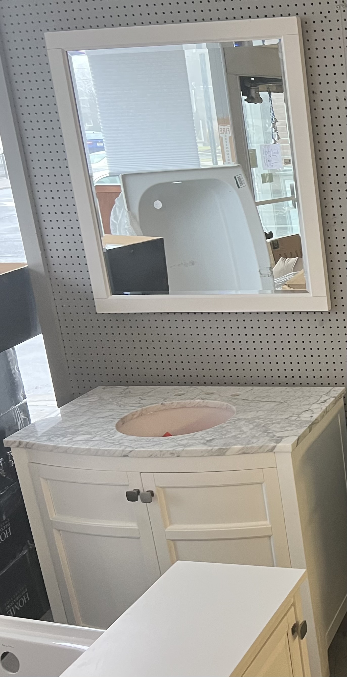 vanity 36" white w/marble top and mirror white